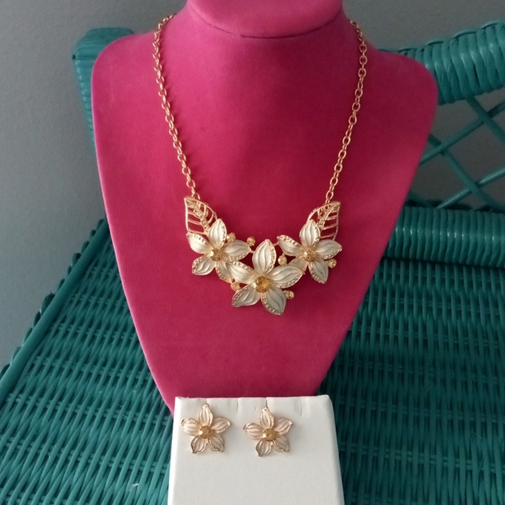 🆕 White Floral Jewelry Set